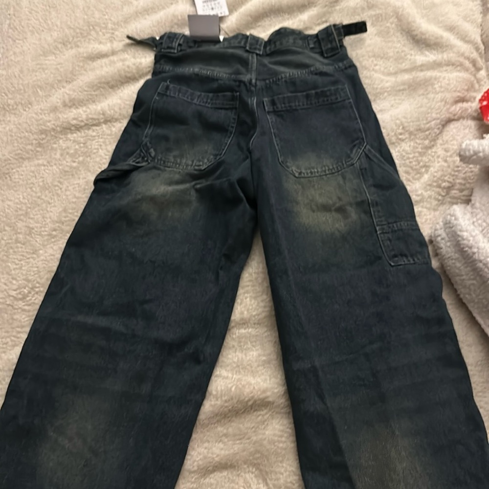 Hi im selling these pants I got a few months ago, never worn them, still new.
